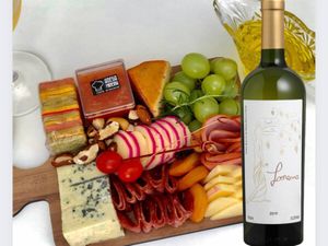 imagem do produto Combo tábua de queijos e charcutarias nobres + Vinho fino