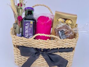 imagem do produto Cesta bolsa Lembrei de vc | Suco, queijo, Ferrero Rocher, Brownie e mini buquê