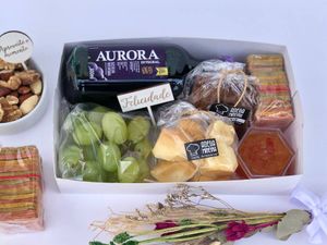 imagem do produto Caixa presente Belisquete | Com suco, torradas, queijo, geleia, uvas e Brownie