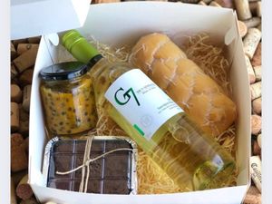 imagem do produto Caixa presente personalizado | Com vinho, queijo, geleia gourmet e Brownie