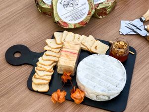 imagem do produto Tábua Lua Cheia | Com queijo + torradas + Mel trufado com nozes + tábua Mdf