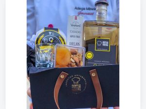 imagem do produto Cesta Gourmet com Cachaça Reserva | Escolha Prata, Ouro ou Carvalho