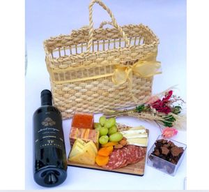 imagem do produto Cesta Bolsa Você é especial | Com vinho, tábua de queijos, flores e Brownie