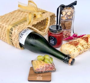 imagem do produto Cesta bolsa delícias gourmet | Com espumante, queijo, mini tábua e geleia