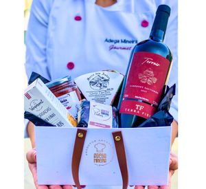 imagem do produto Cesta presente Cartonada com alça de couro | Com vinho, queijo, geleia, torradas