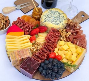 imagem do produto Tábua Premium com queijo premiado gorgonzola de colher | Serve até 6 pessoas