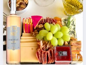 imagem do produto Tábua de frios (para dois) + vinho (a sua escolha) com sobremesa de cortesia!