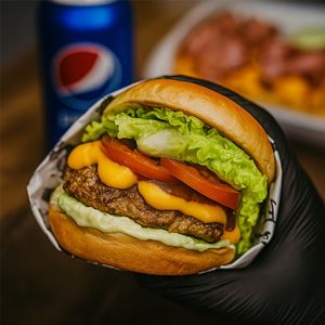 imagem do produto Smash+ Batata frita com molho cheddar e calabresa+ Maionese verde+ Lata de refri