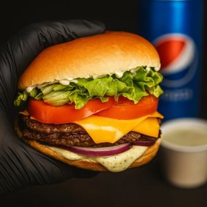 imagem do produto Hambúrguer Smash+ Pastel mini de chocolate branco com cookies+ Batata frita pequena