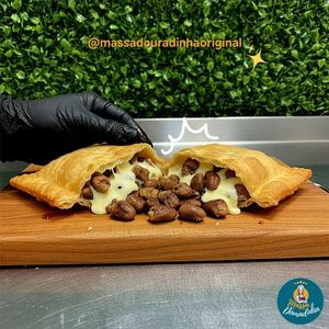 imagem do produto Pastel de coraçãozinho na chapa ao alho e óleo com queijo muçarela e cebola roxa