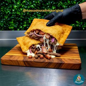 imagem do produto Pastel de Iscas de carne na chapa ao molho barbecue e temperinho verde