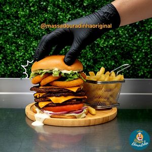 imagem do produto Hamburguer das galáxias 4.0 com Bacon na chapa, cheddar e onion rings+ batata frita (p)+ Lata de refri 🥤