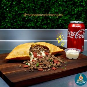 imagem do produto Pastel de carne moída com iscas de calabresa e queijo muçarela