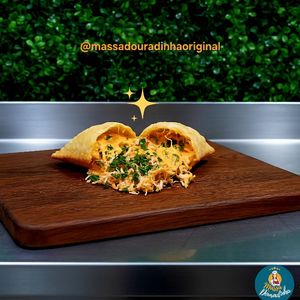 imagem do produto Pastel de frango desfiado com molho cheddar cremoso e temperinho verde