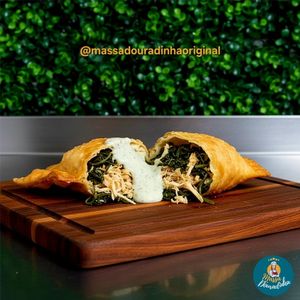 imagem do produto Pastel de frango desfiado com molho Catupiry cremoso