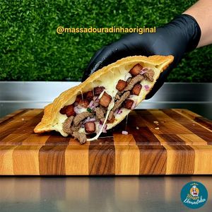 imagem do produto Pastel de Iscas de carne com cebola roxa na chapa