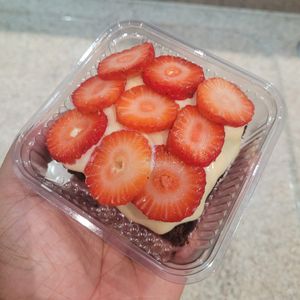 imagem do produto Fatia de Brownie com Ninho e Morango