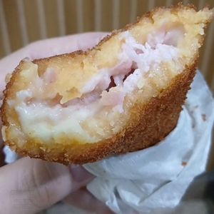 imagem do produto Enroladinho de queijo e presunto.