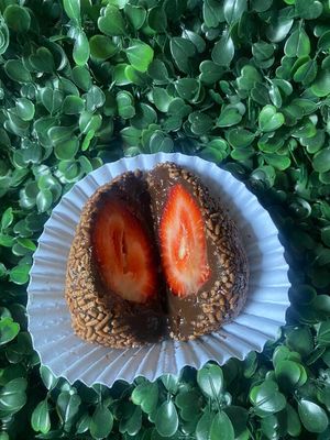 imagem do produto Coxinha de brigadeiro com morango