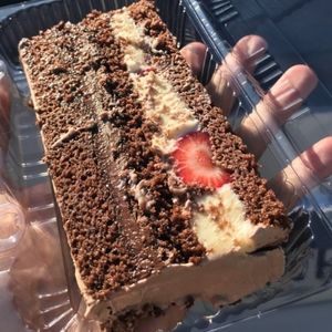 imagem do produto Fatia de bolo CHOCOLATE COM NINHO E  MORANGO 