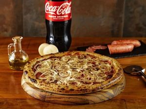 imagem do produto Pizza Gigante Até 2 Sabores + Coca-Cola 2l (Serve Até 8 Fatias)