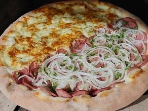 imagem do produto Pizza Grande: 2 Sabores a Sua Escolha + mate couro 1 litro (Serve Até 6 Fatias)