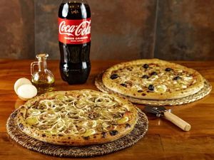 imagem do produto Promoção imperdível: 2 Pizzas Gigantes+ Coca-Cola 2l (Serve Até 16 Fatias)