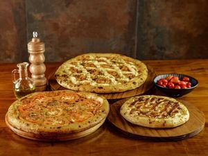 imagem do produto 2 Pizzas Gigantes a Sua Escola + 1 it 2 litros (Serve Até 16 Fatias)