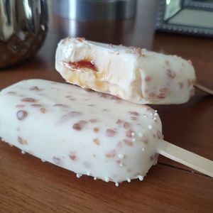 imagem do produto Paleta sabor Pudim - Casquinha de ch. Branco. 