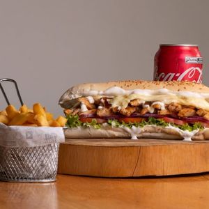 imagem do produto 1 baguete média frango  + 1 batata individual + 1 refri sua escolha