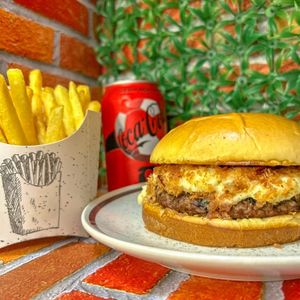 imagem do produto CatupBacon + porção de batata + coca cola 350ml