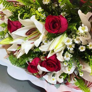 imagem do produto Buquê de rosas vermelha, mais lírios branco 