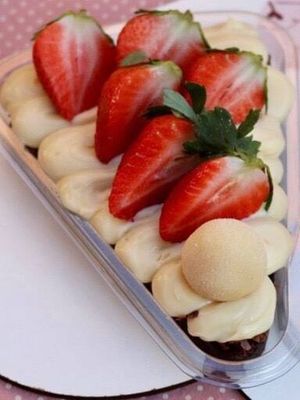 imagem do produto Fatia de brownie Ninho com Morangos