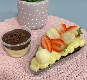 imagem do produto Combo Promocional: Leve 1 Mini Bombom Aberto de Morango 120g +1 Fatia de Brownie
