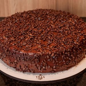 imagem do produto Bolo de Chocolate com calda e cobertura