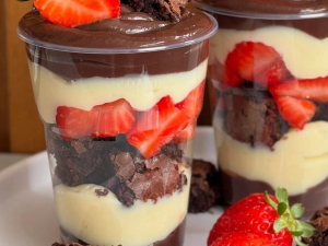 imagem do produto Copo da Felicidade Bombom de Morango com Brownies