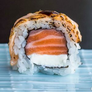 imagem do produto Uramaki Salmão Maçaricado - 4 unid