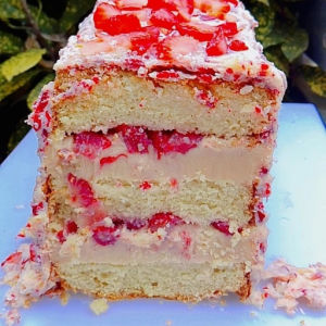 imagem do produto Bolo morango cravejado 🍓