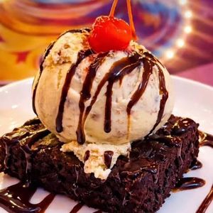 imagem do produto Brownie com sorvete de creme ,cereja e calda de creme de avelã 