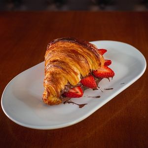 imagem do produto Croissant doce Nutela e morango 