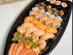 imagem do produto Barca Premium (45 peças de salmão + 10 hots)