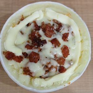 imagem do produto Batata recheada de calabresa com bacon e cream cheese 300ml 