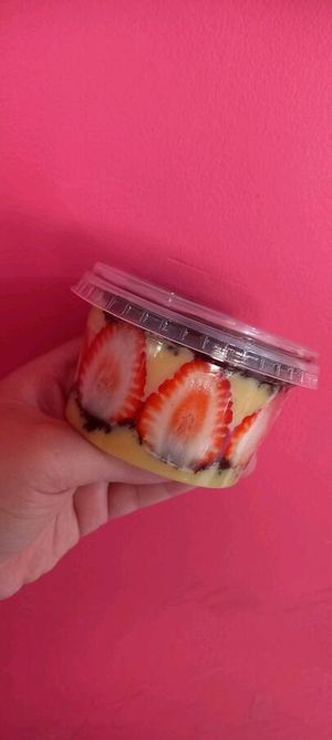 imagem do produto Bolo no Pote Ninho com Morango Massa Chocolate G