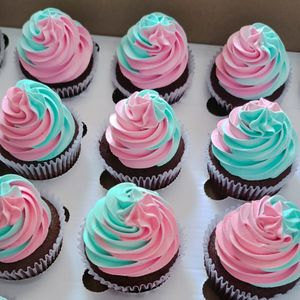 imagem do produto Caixa com 12 Cupcakes de Chantilly 