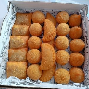 imagem do produto Caixa com 25 salgadinhos sortidos