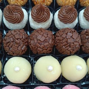 imagem do produto Caixa com 100 Brigadeiros Gourmet 