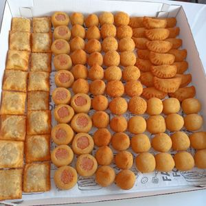 imagem do produto Caixa com 100 salgadinhos sortidos