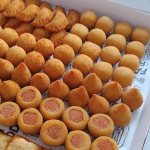 imagem do produto Caixa com 50 salgadinhos sortidos