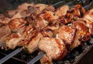 imagem do produto Espeto de porco ,macio e suculento acampanhado de uma deliciosa farofinha 
