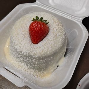 imagem do produto Bolo de Chocolate ou Branco com cobertura de Ninho e Morangos (Mini Vulcão)